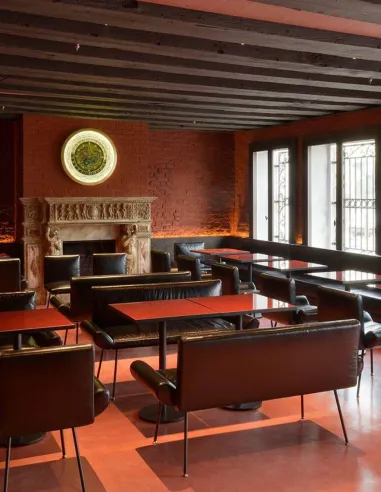 Кресло QUINTI SEDUTE GINEVRA, кожаное, на ножках, для гостей