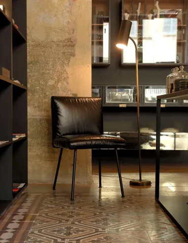 Кресло QUINTI SEDUTE GINEVRA, кожаное, на ножках, для гостей