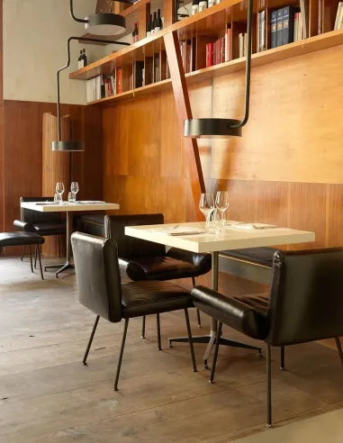 Кресло QUINTI SEDUTE GINEVRA, кожаное, на ножках, для ресторана