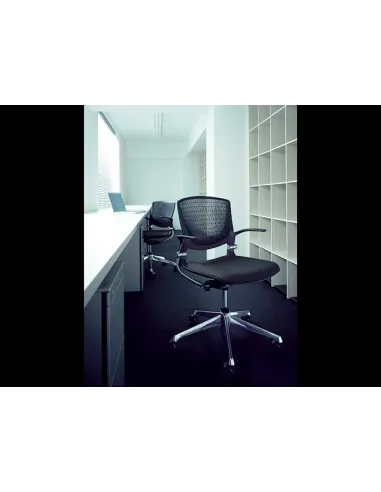 Кресло Okamura Grata для персонала с подлокотниками